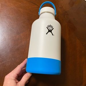 Hydroflask 64 oz Growler